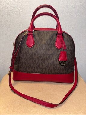 Michael Michael Kors 
SMYTHE LARGE SIGNATURE DOME SATCHEL